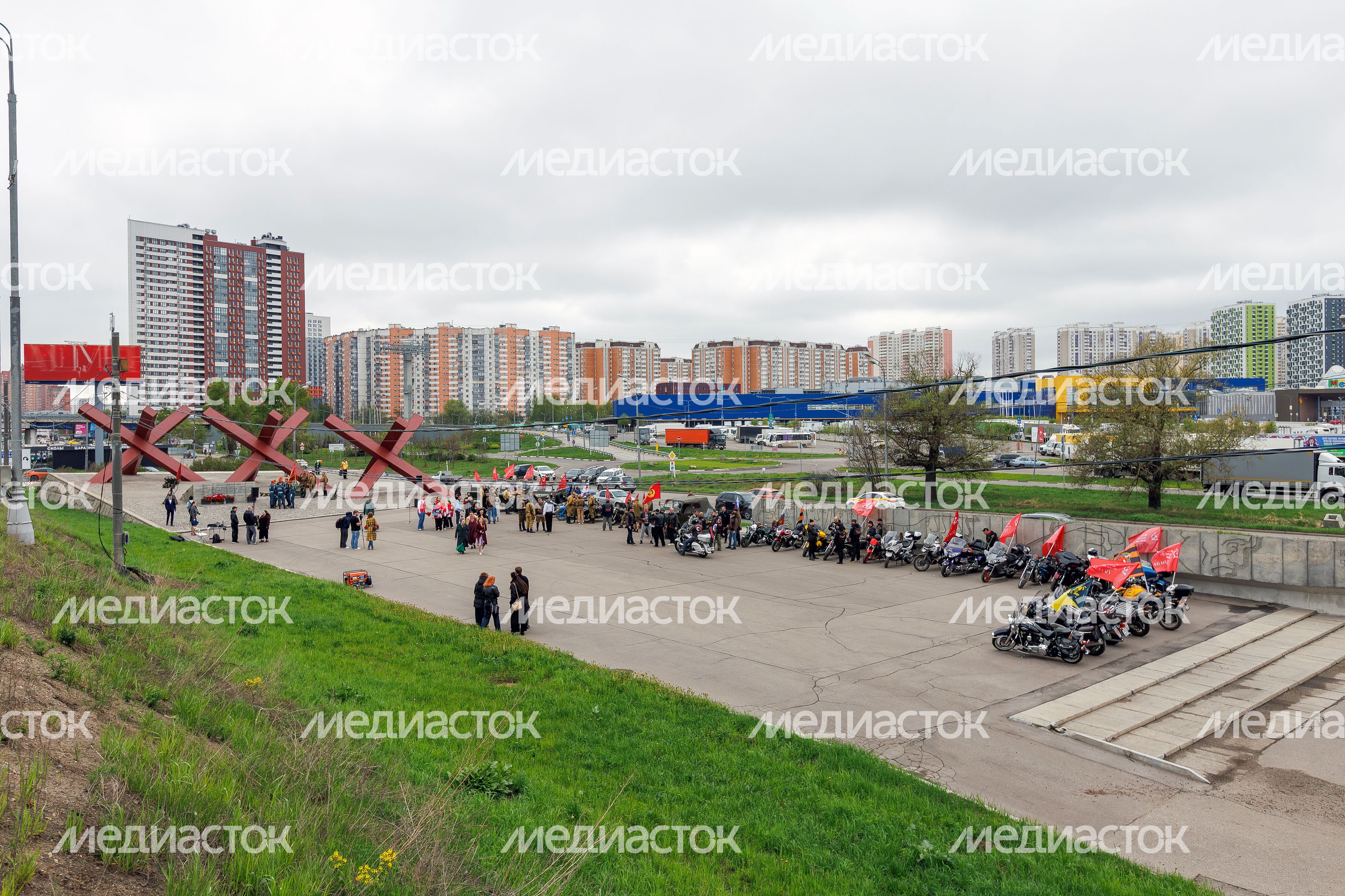 Мотопробег и торжественное возложение цветов к монументу «Противотанковые ежи» в День Победы в Химках Мотопробег и торжественное возложение цветов к монументу «Противотанковые ежи» в День Победы в Химках