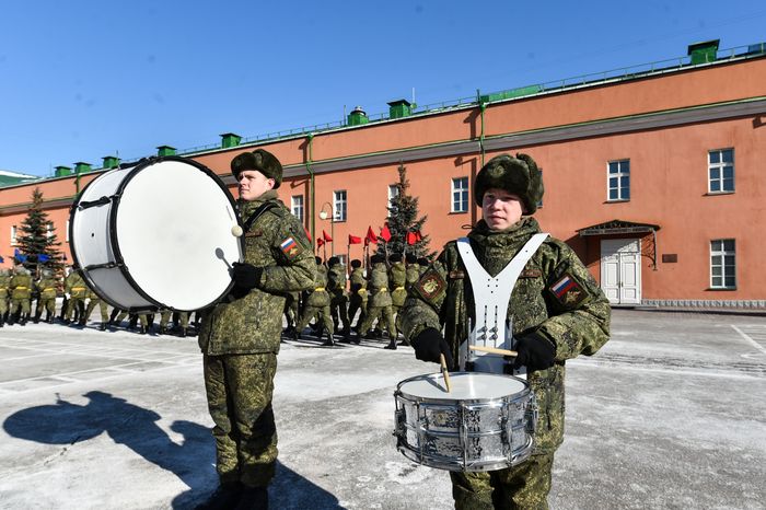 Подготовка военнослужащих отдельного комендантского Преображенского полка к военному параду на Красной площади