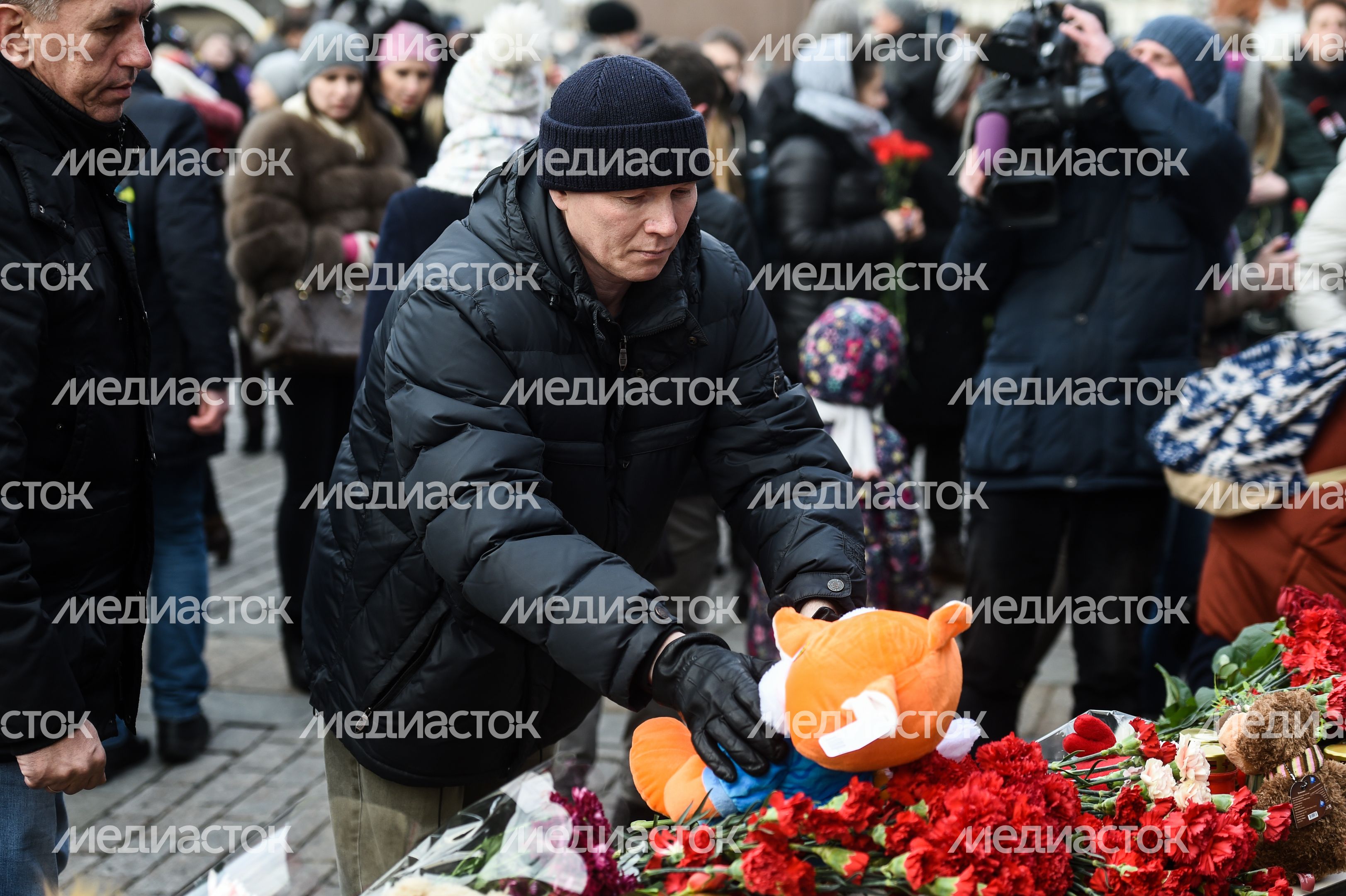 Акция в память о погибших в Кемерове на Манежной площади в Москве