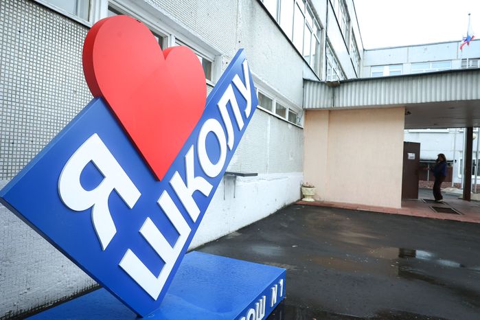 Губернатор осмотрел ход строительства пристройки на 400 мест к школе в Королеве