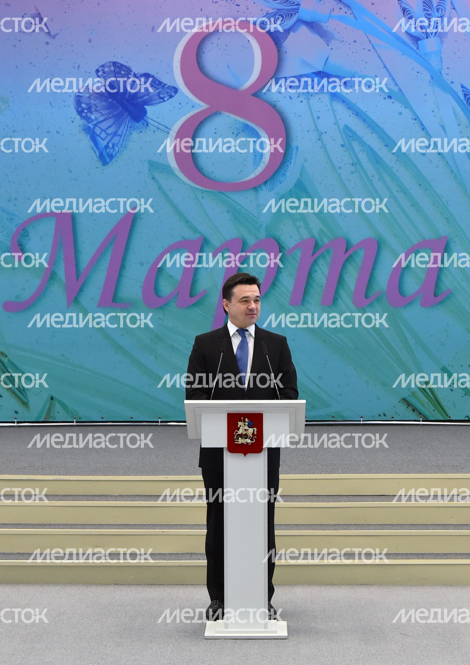 Вручение наград женщинам на торжестве в честь 8 Марта