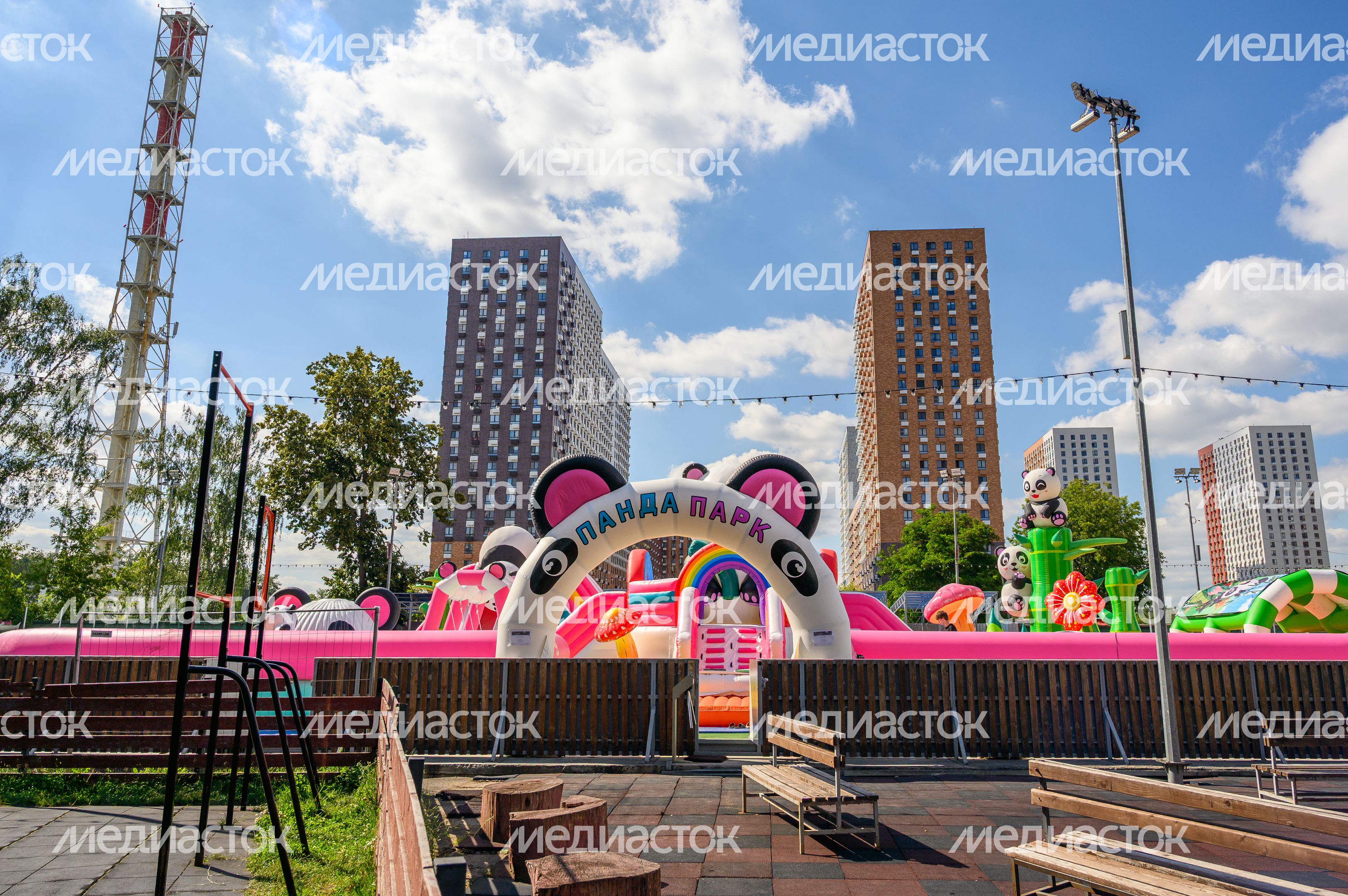 Аттракционы летом в Наташинском парке Люберец