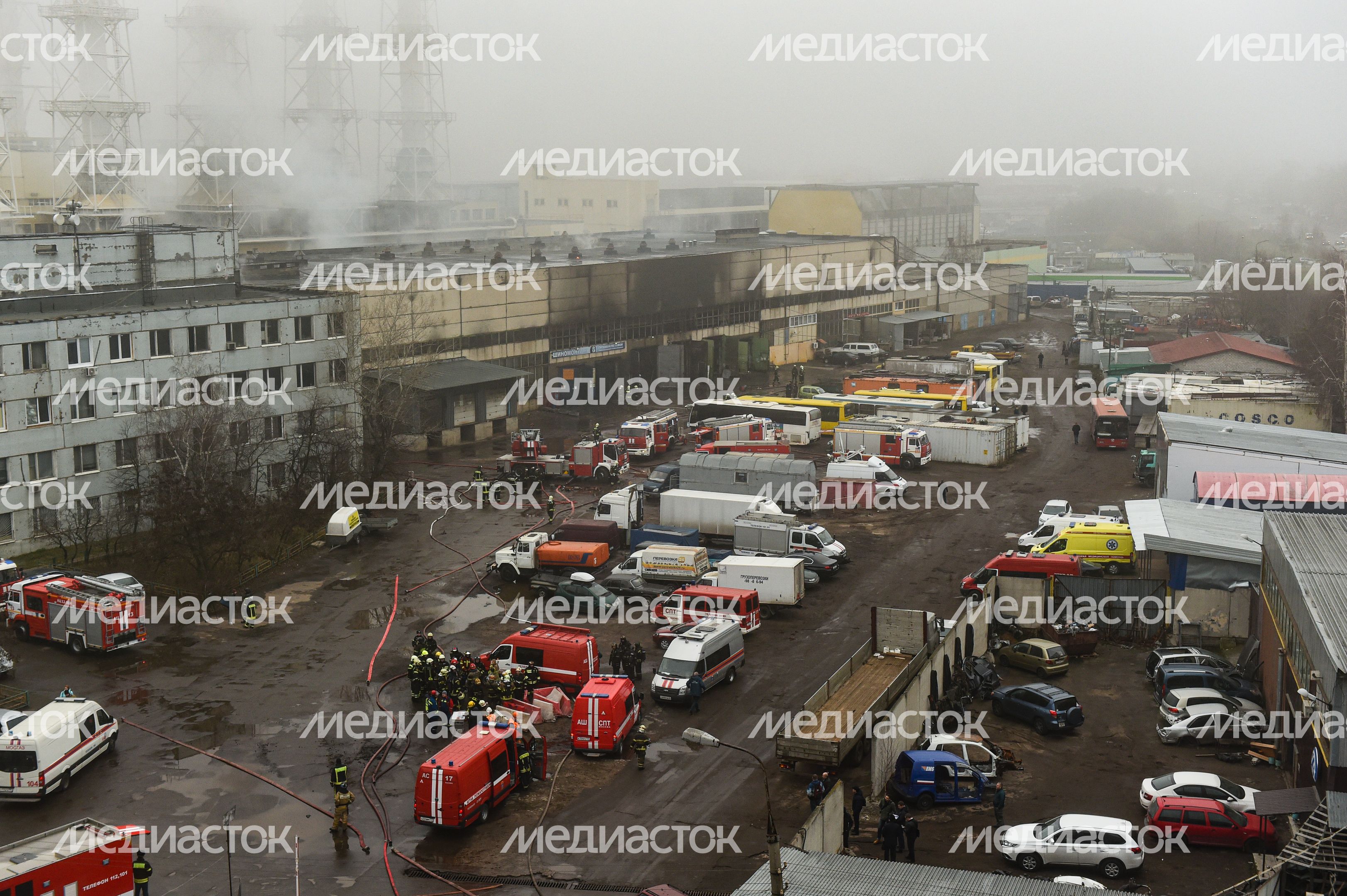 Пожар в складском помещении на улице Маршала Прошлякова в Москве