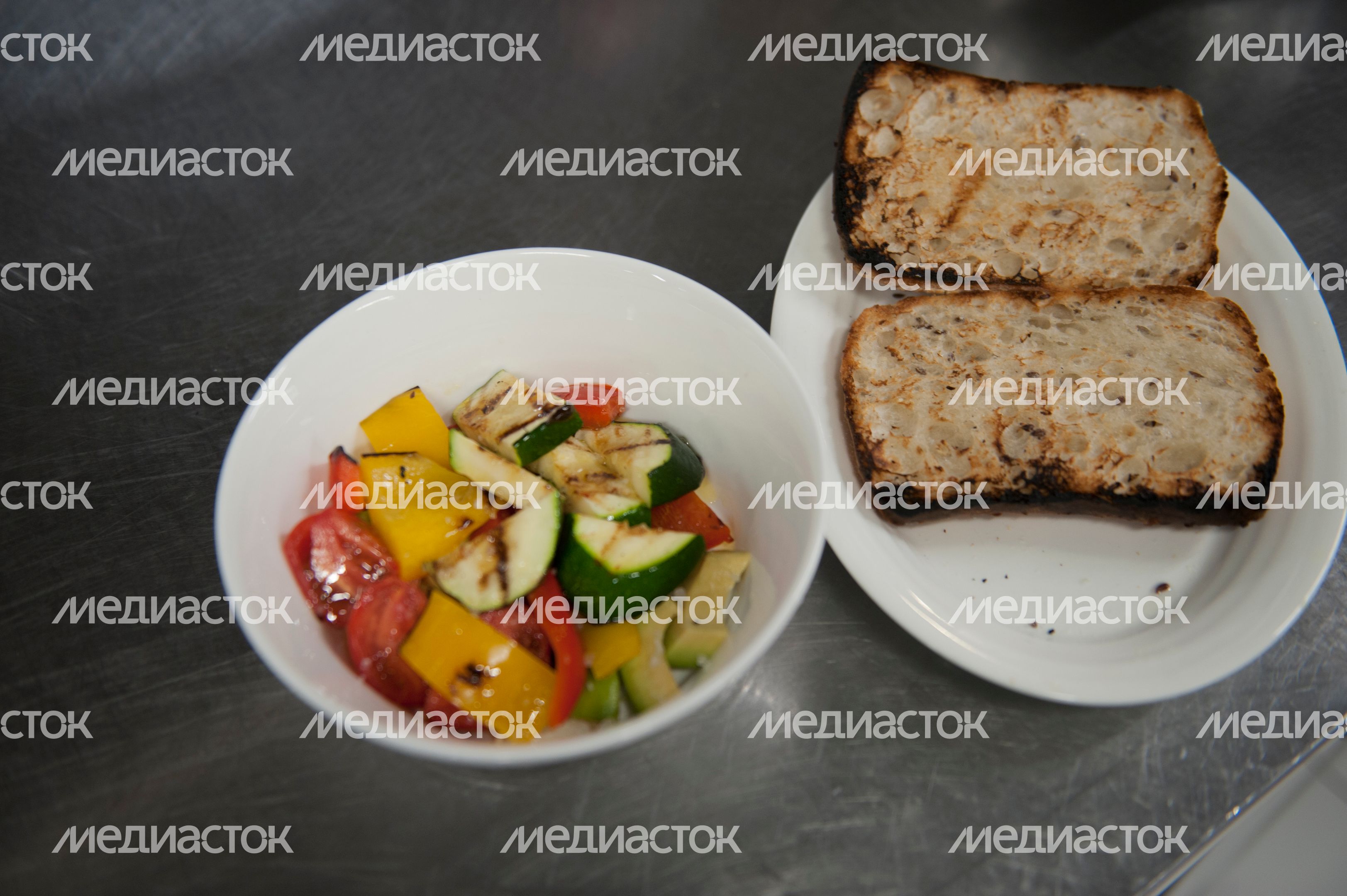 Приготовление чиабатты с хумусом и овощами Приготовление чиабатты с хумусом и овощами