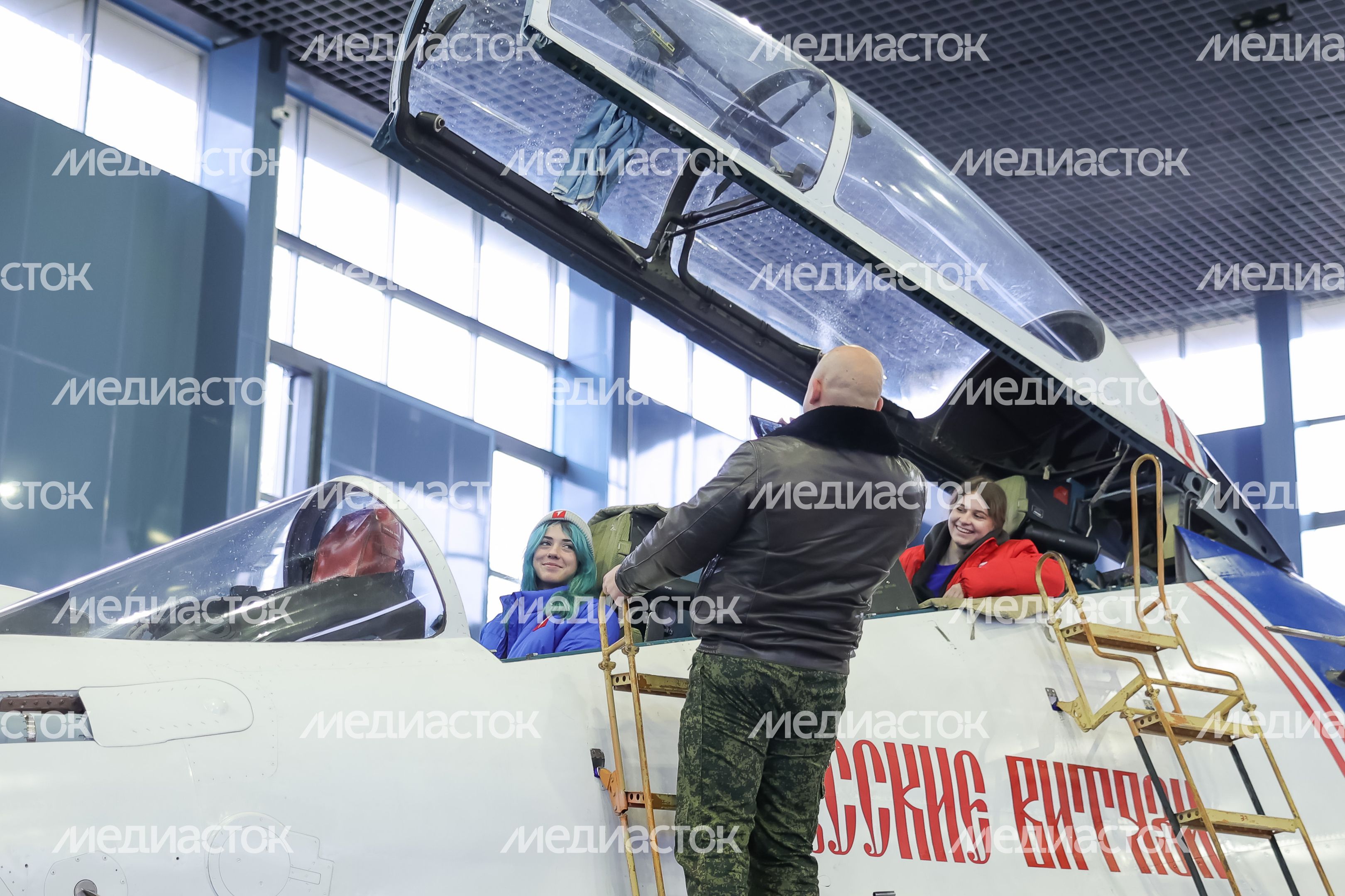Активисты "Движения первых" встретились с участниками пилотажных групп "Стрижи" и "Русские витязи" Активисты "Движения первых" встретились с участниками пилотажных групп "Стрижи" и "Русские витязи"