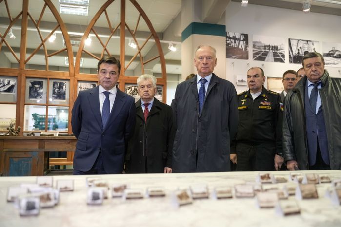 Андрей Воробьев, Николай Патрушев и Игорь Щёголев посетили музей Коломенского завода