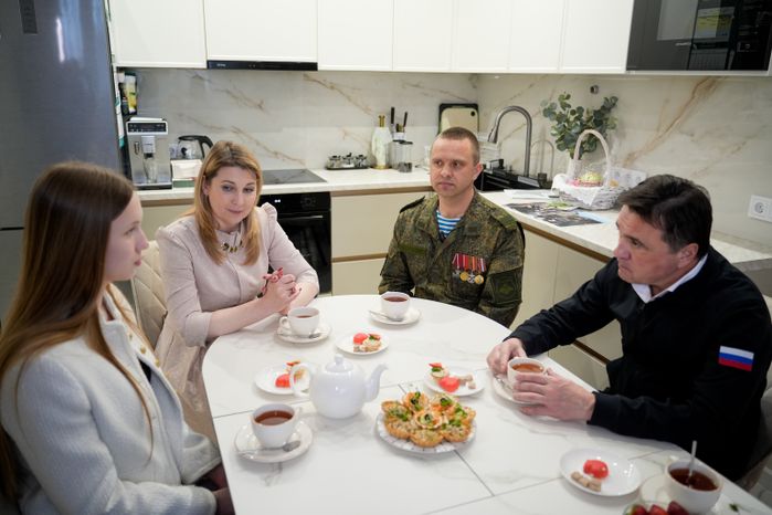 Андрей Воробьев накануне Пасхи навестил  в Электрогорске героя СВО и его семью