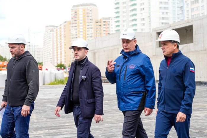 Андрей Воробьев проверил ход строительства ЦРБ в Балашихе