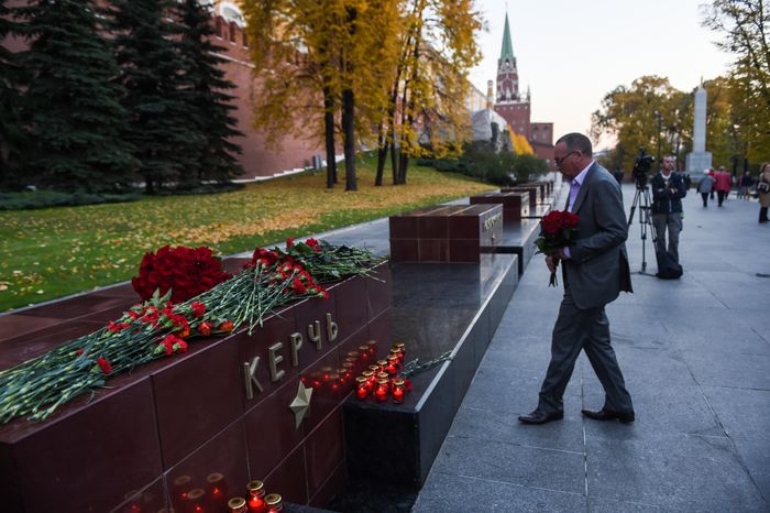 Возложение цветов к мемориалу города Керчь в Москве