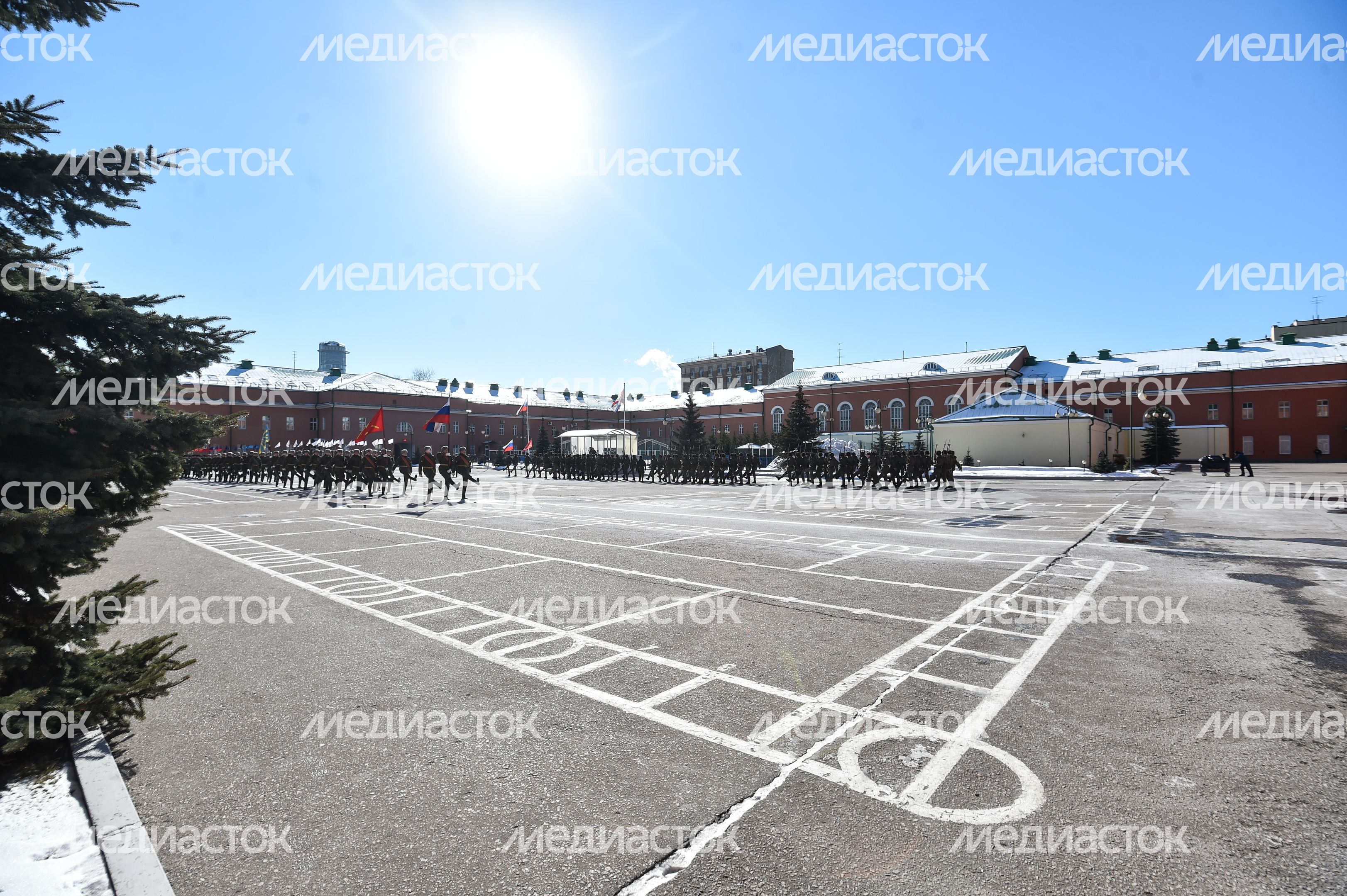 Подготовка военнослужащих отдельного комендантского Преображенского полка к военному параду на Красной площади