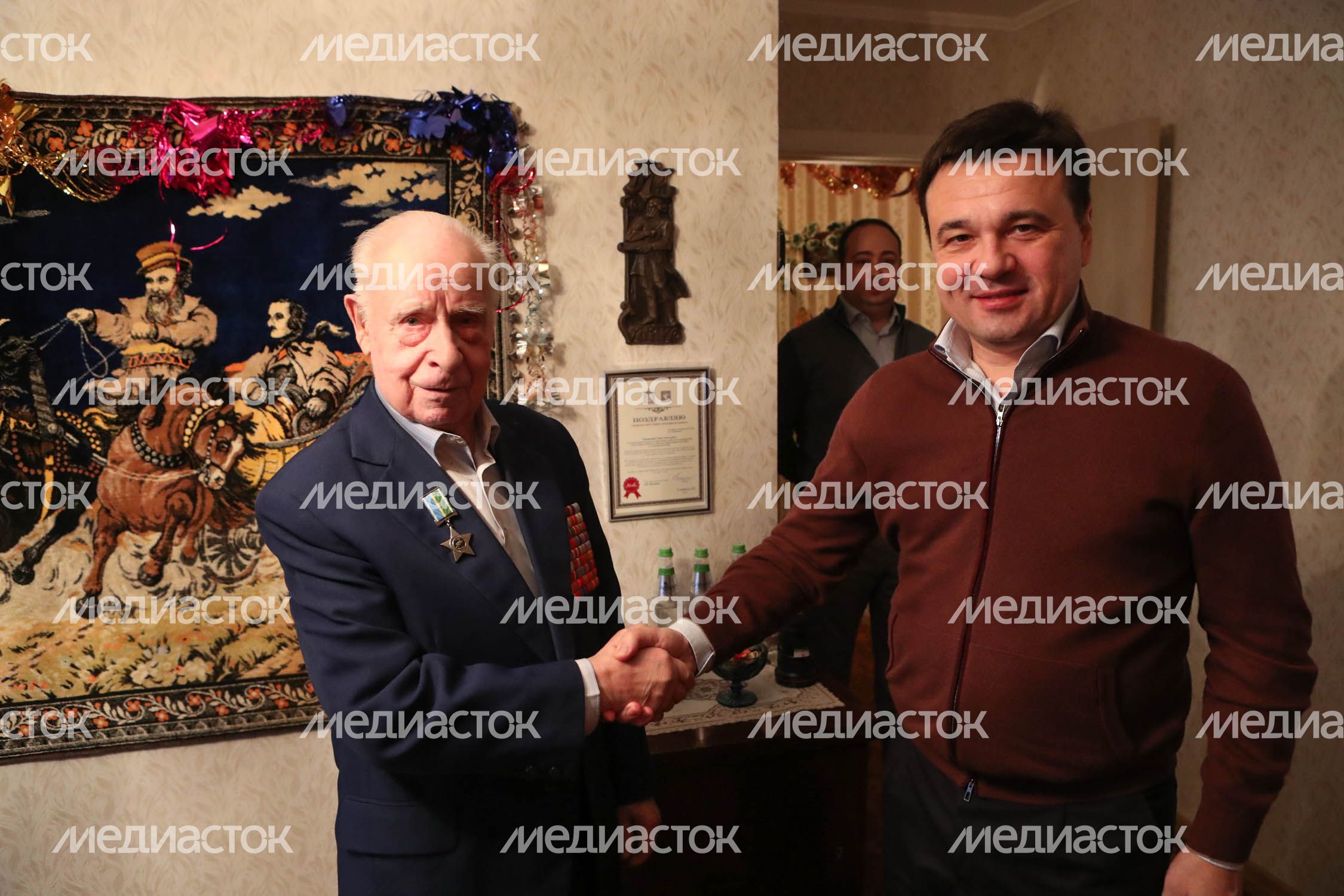 Новогодний визит губернатора Подмосковья к ветерану и поэту Ивану Кривошееву