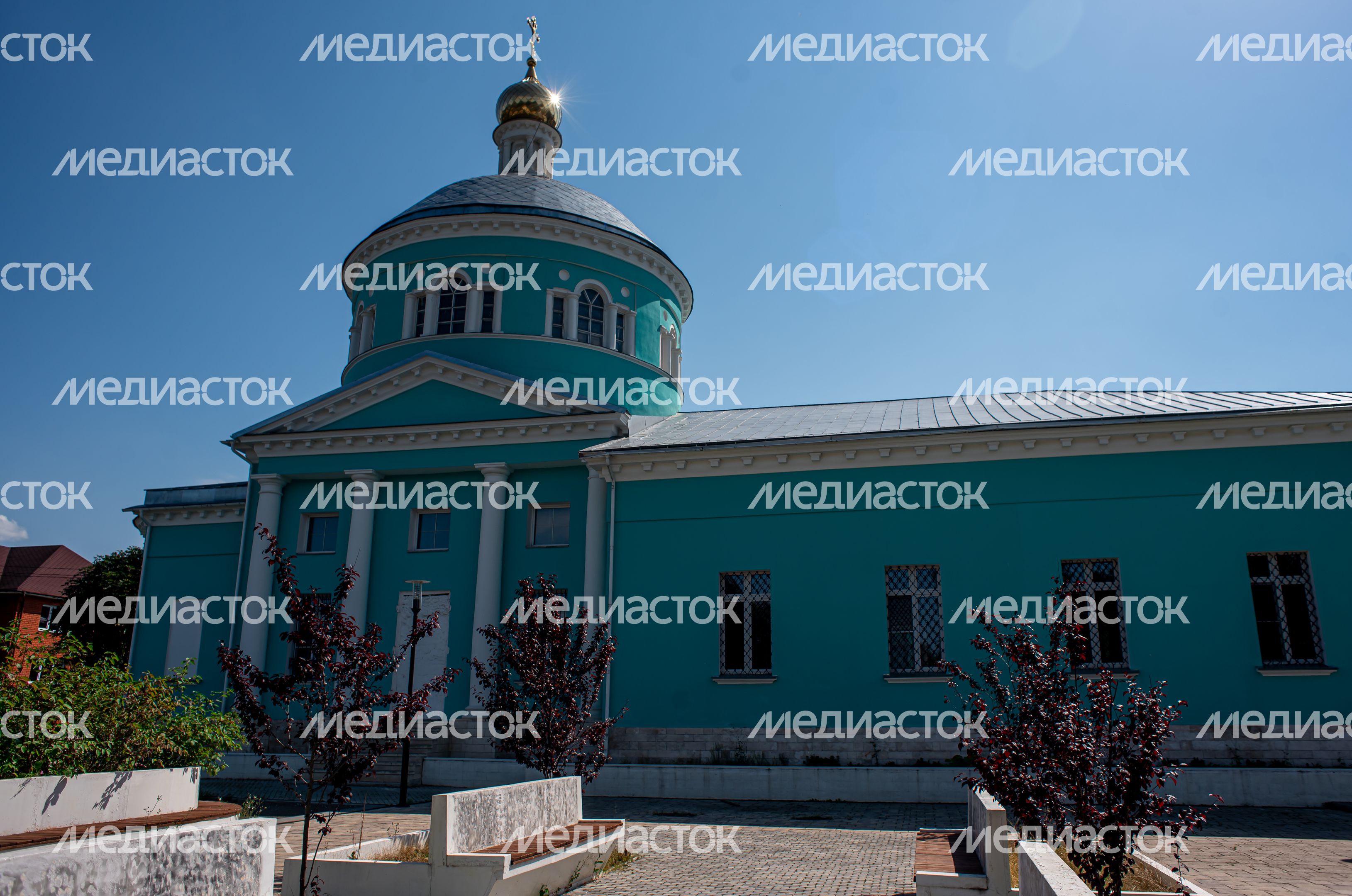 Летние виды храма Николы Ратного в городе Кашира