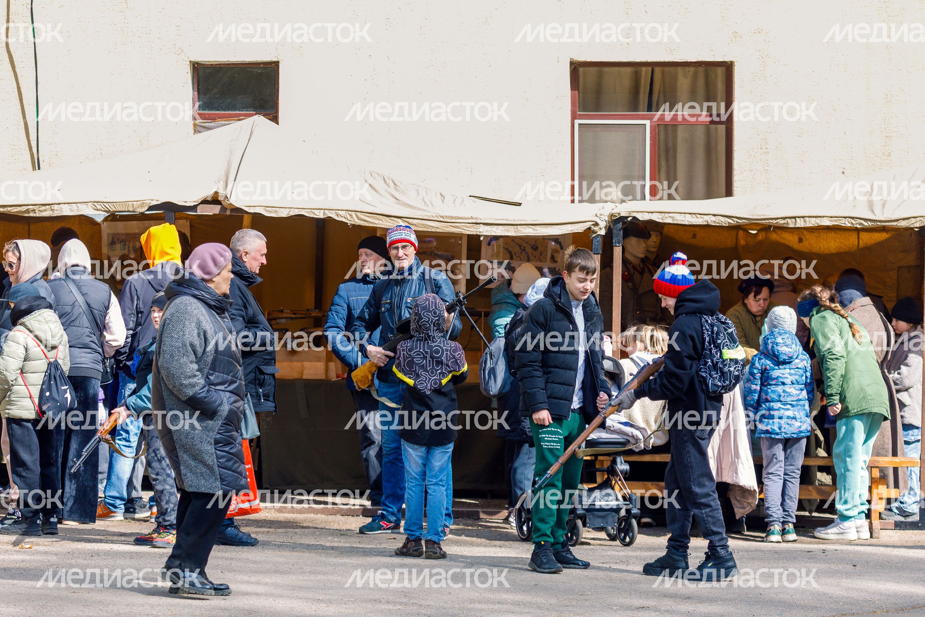 Военно-историческая реконструкция "Успех в единстве поколений" в Химках Военно-историческая реконструкция "Успех в единстве поколений" в Химках
