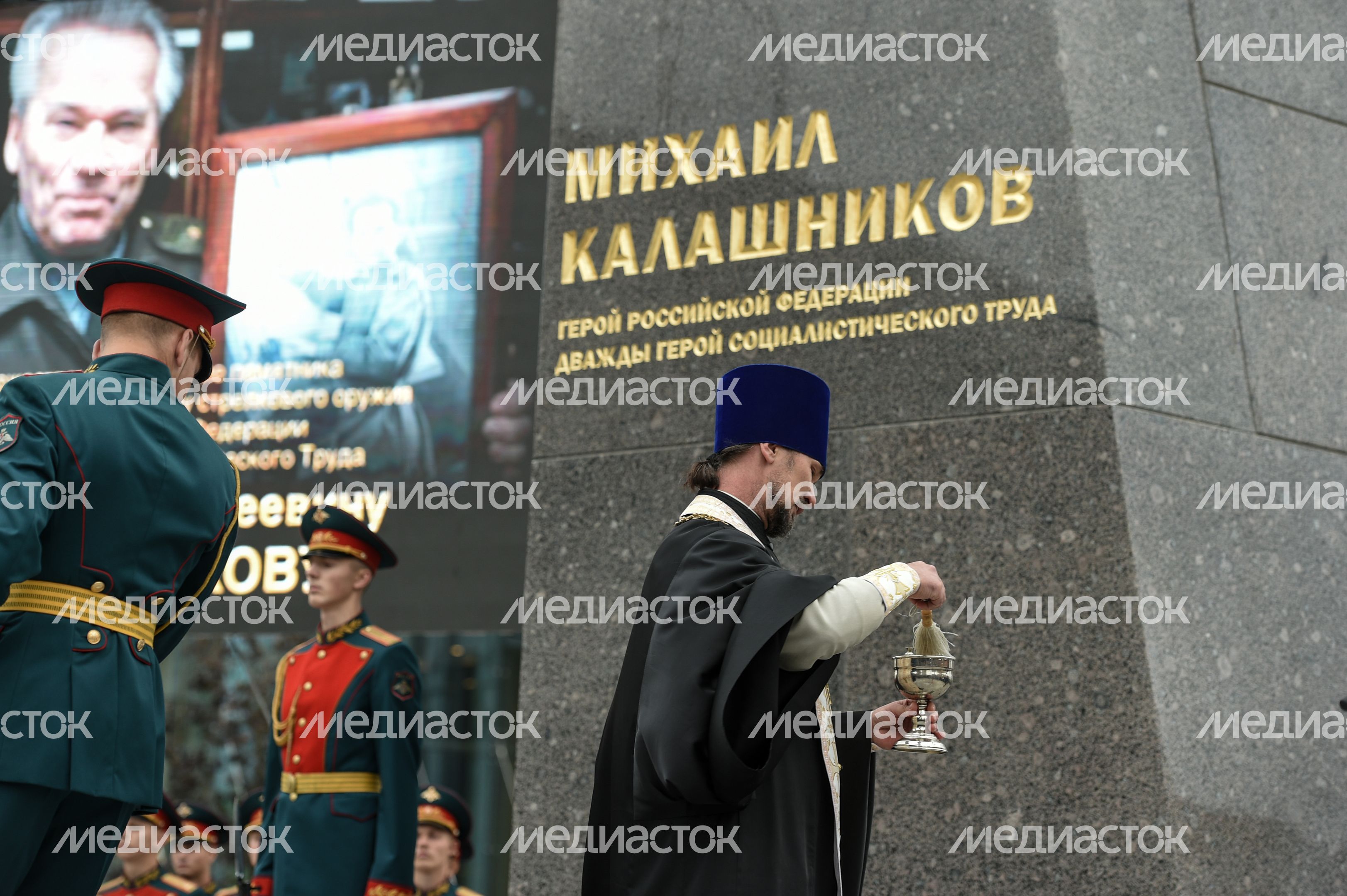 В Москве торжественно открыли памятник Михаилу Калашникову