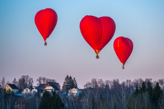 Воздушные шары в форме сердца в небе над Дмитровом