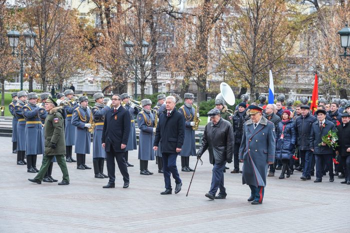 Торжественный марш в честь парада 1941 года на Красной площади в Москве