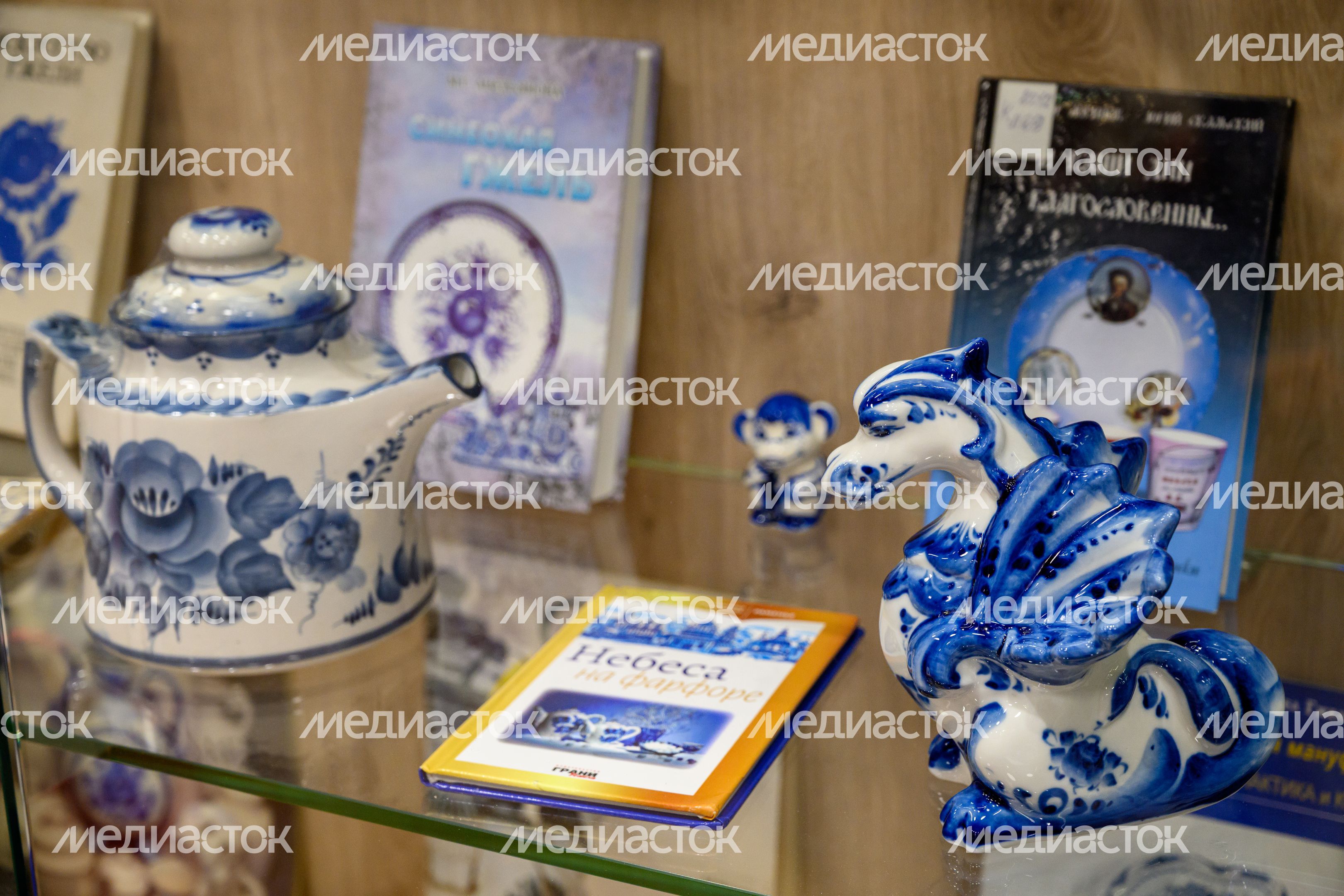 Изделия местных мастеров в технике гжель в обновленной Центральной библиотеке имени А.С. Пушкина в Раменском Изделия местных мастеров в технике гжель в обновленной Центральной библиотеке имени А.С. Пушкина в Раменском