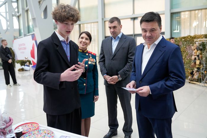 Андрей Воробьев осмотрел выставку волонтеров в региональном Доме Правительства