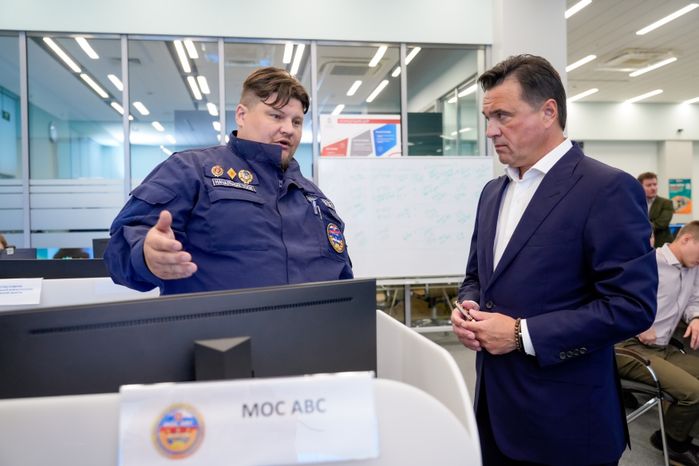 Андрей Воробьев посетил единый центр управления ЖКХ региона