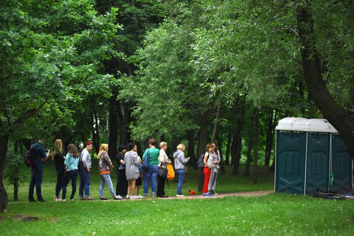 Очередь в туалет в Царицыно