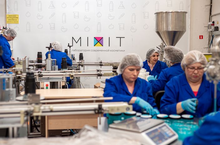 Процесс работы фабрики косметического бренда Mixit