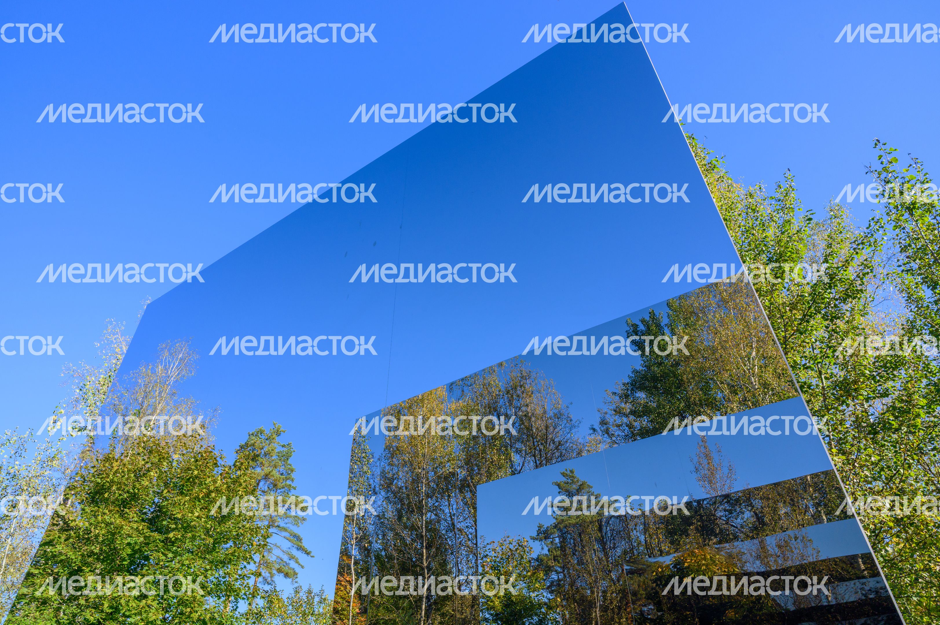Зеркальный вход в парк Малевича Одинцовского округа осенью Зеркальный вход в парк Малевича Одинцовского округа осенью