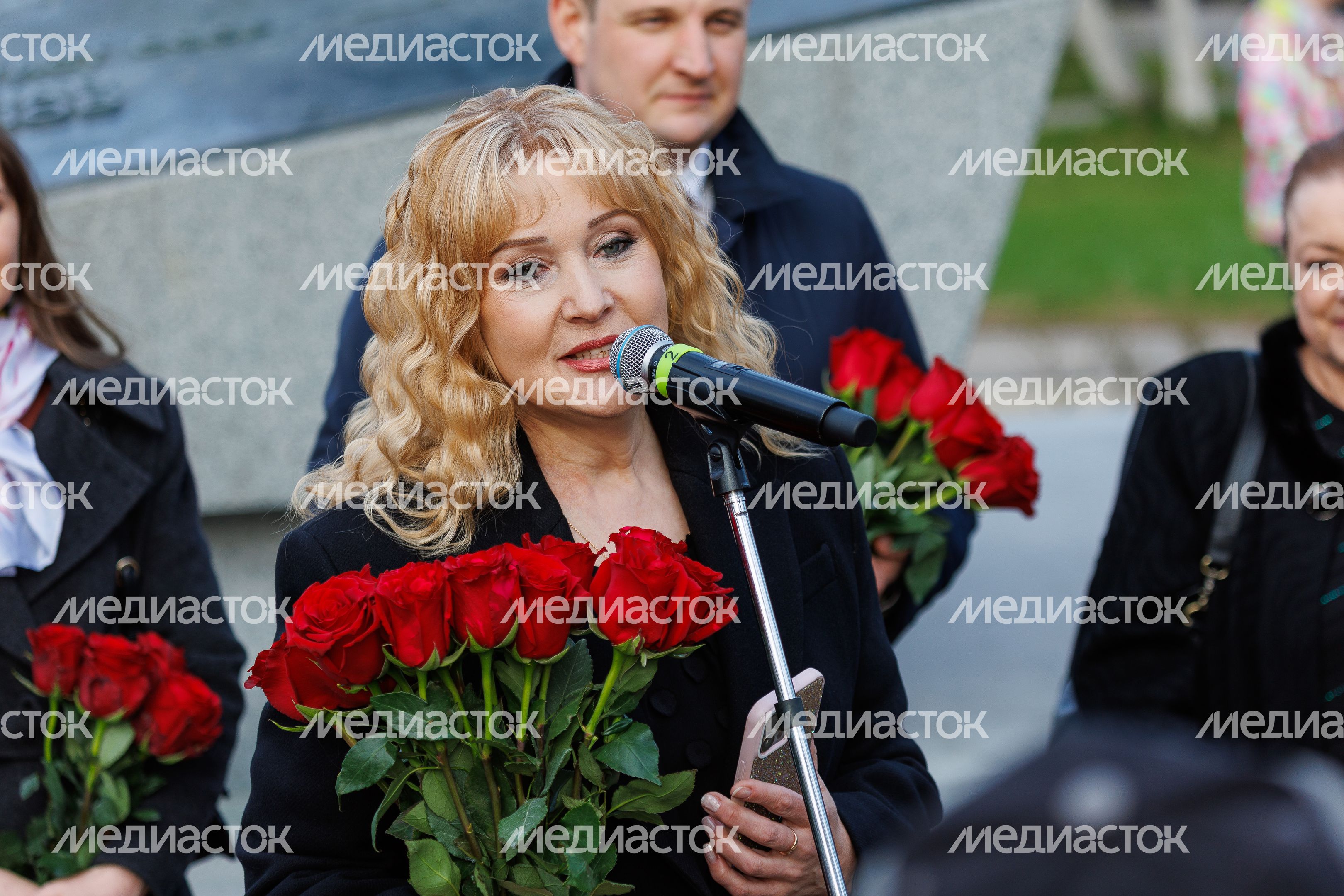 Анна - дочь Вячеслава Тихонова - на открытии Международного кинофестиваля «17 мгновений…» в Павловском Посаде Анна - дочь Вячеслава Тихонова - на открытии Международного кинофестиваля «17 мгновений…» в Павловском Посаде