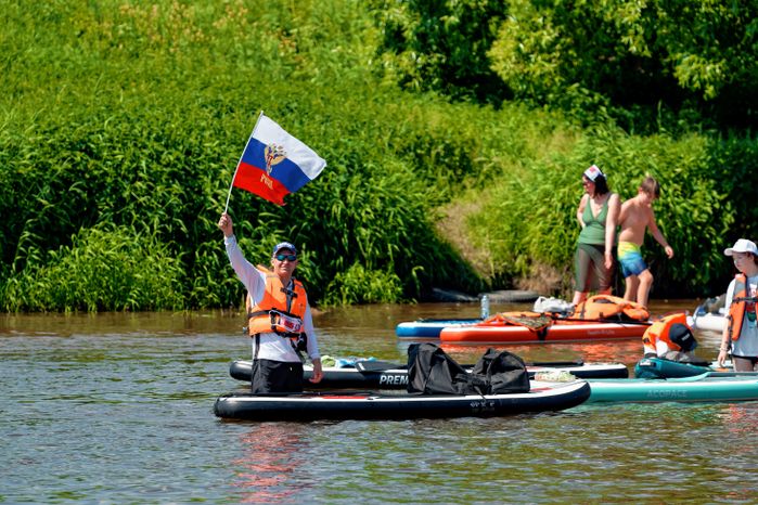 Массовый заплыв на 6 км по Москве-реке на сапах, каяках и байдарках в День России в Звенигороде Одинцовского округа