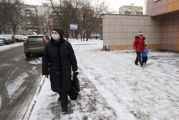 Люди в масках в период эпидемии коронавируса