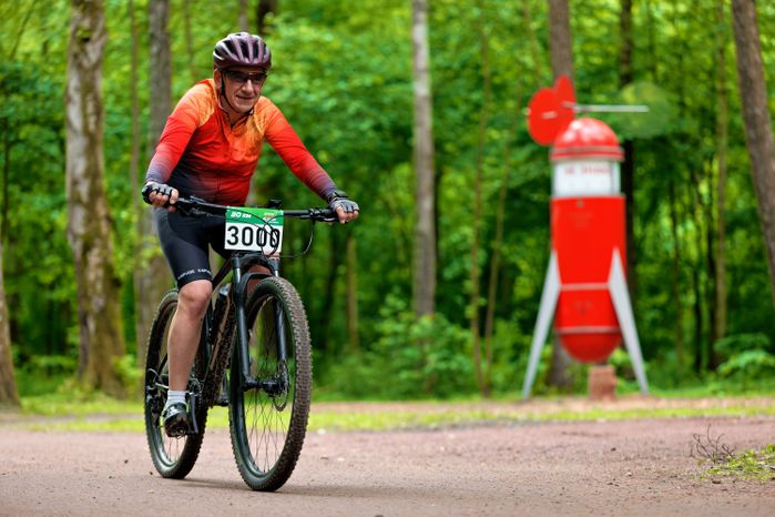 Первый велозаезд серии Gran Fondo Gravel Race в парке Малевича у арт-объекта «Центральный лесной оракул»
