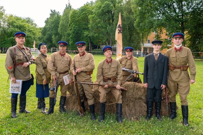 Реконструкция боя на военно-историческом фестивале «Ополчение. По зову сердца» в музее-заповеднике «Горки Ленинские»