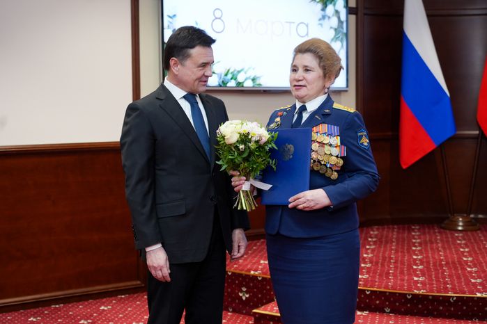 Андрей Воробьев поздравил женщин Подмосковья с 8 марта и вручил им государственные и областные награды
