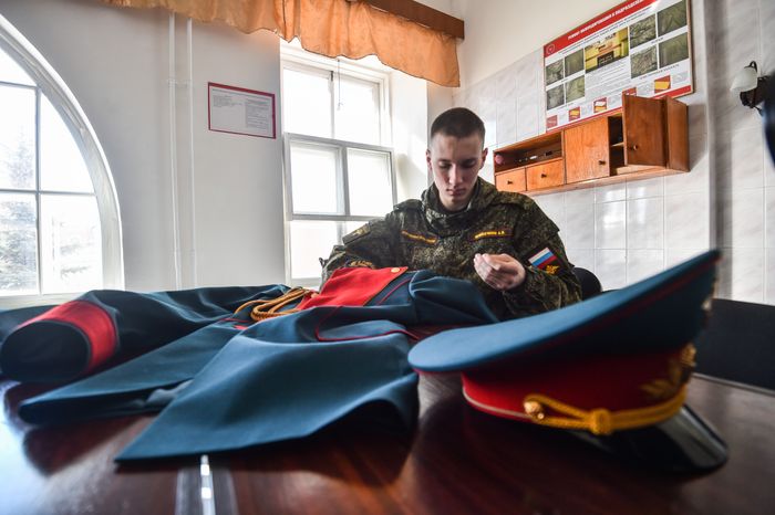 Подготовка военнослужащих отдельного комендантского Преображенского полка к военному параду на Красной площади