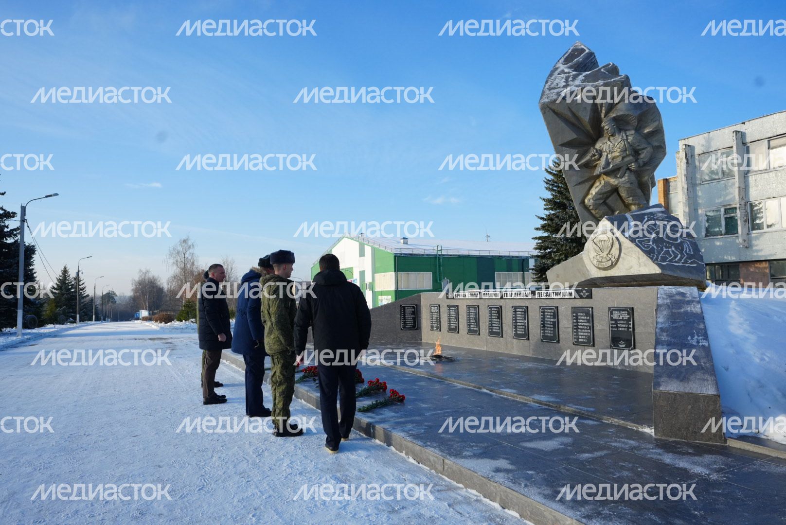 Возложение цветов к мемориалу погибших десантников Губернатором Подмосковья