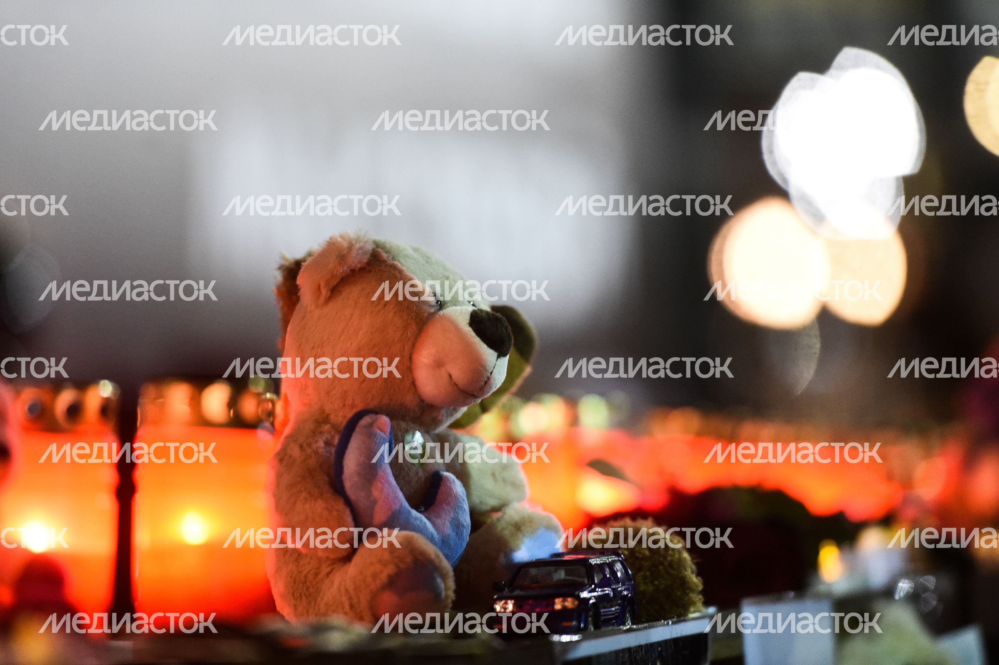 Акция в память о погибших в Кемерове на Манежной площади в Москве