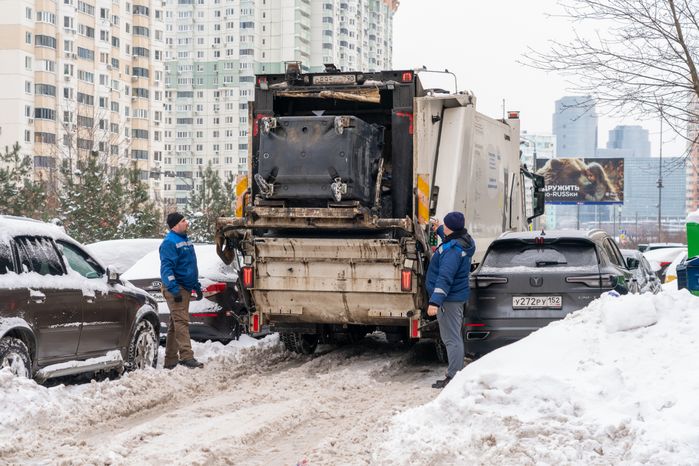 Работа мусоровозов зимой в Красногорске