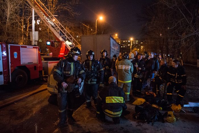 Пожар из-за взрыва в квартире жилого дома в Москве