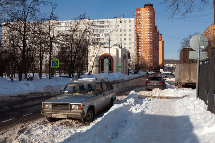 Зимние виды улиц города Дзержинский