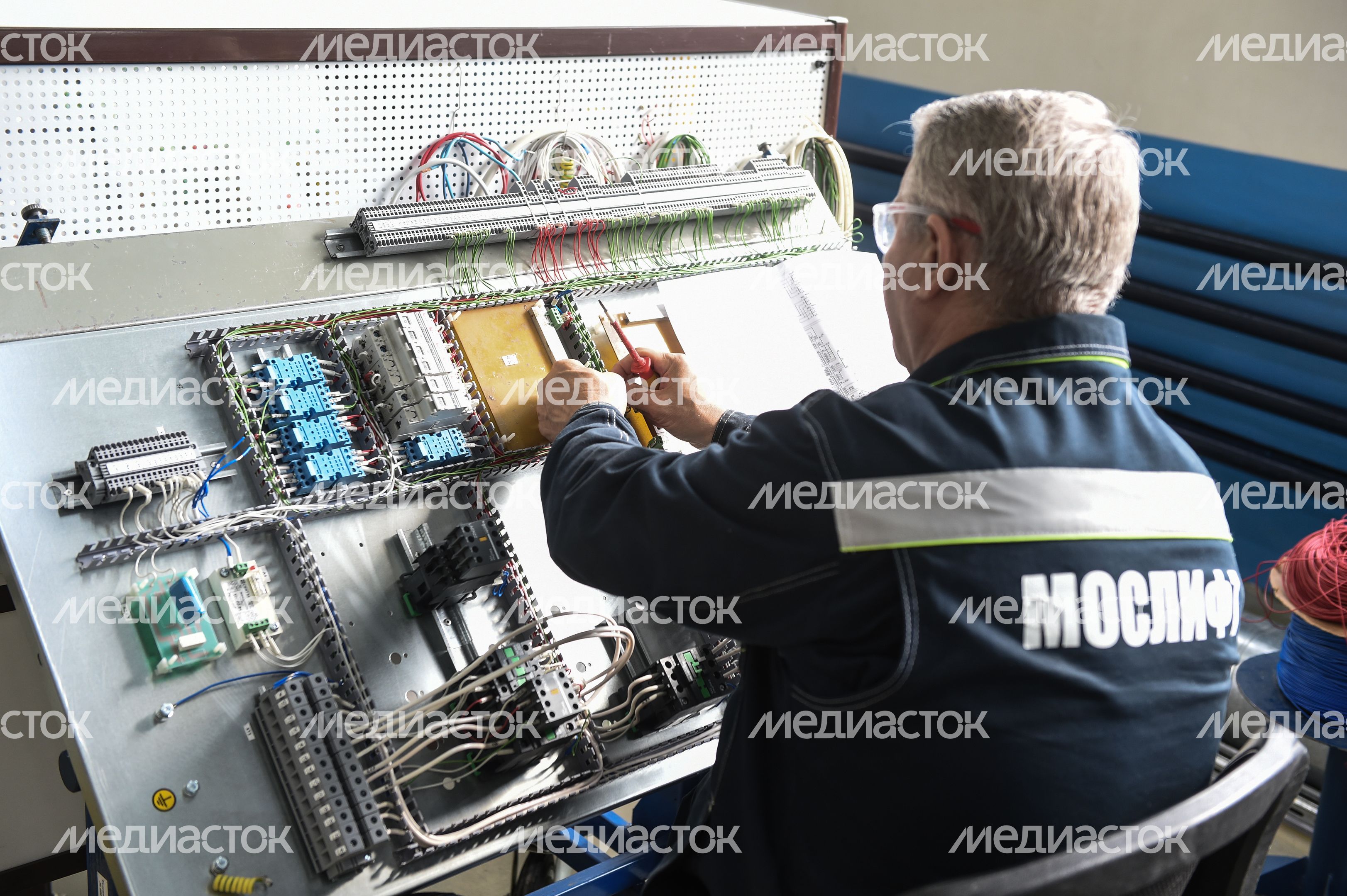 Экскурсия для студентов на производство Мослифт