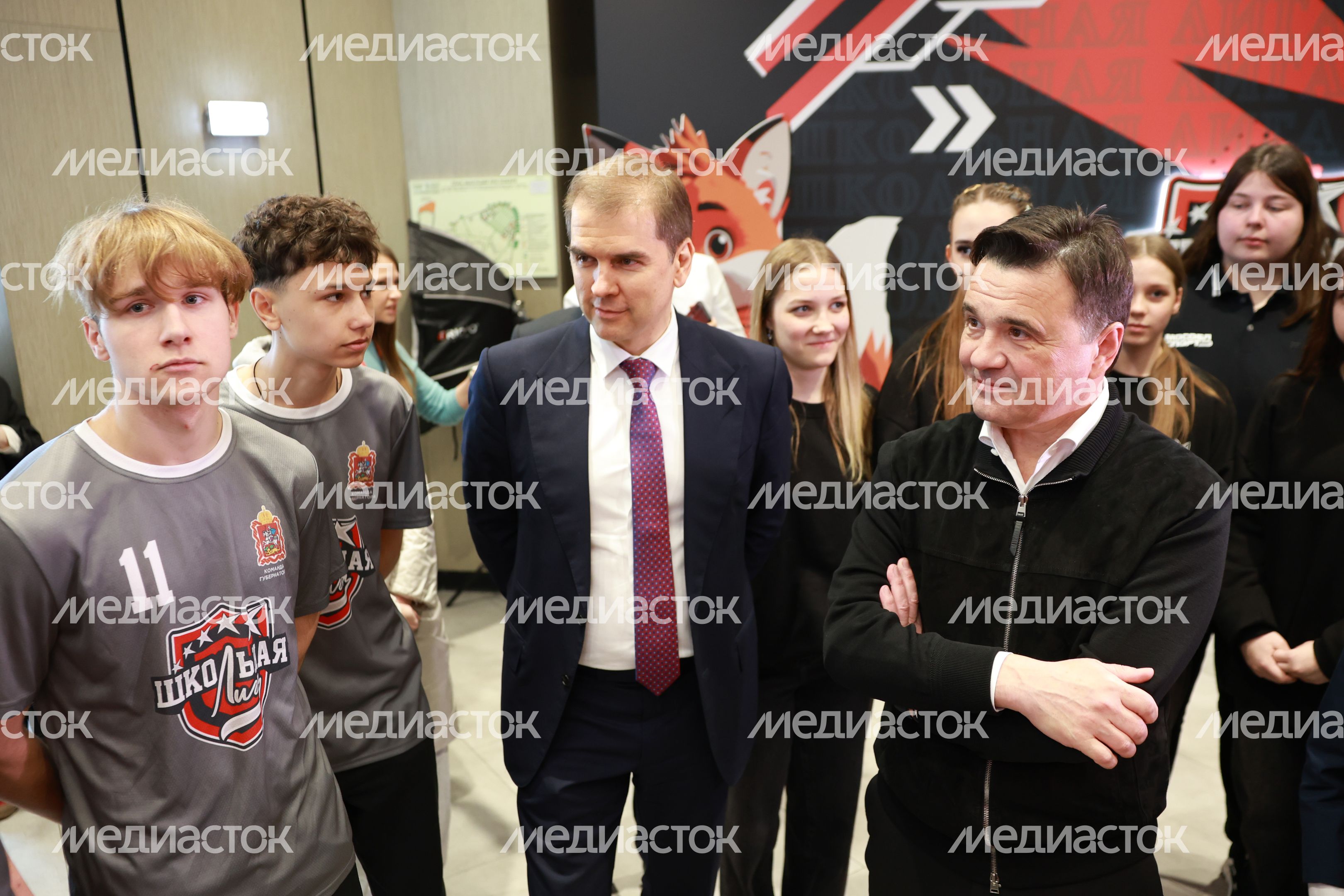 Андрей Воробьев вручил переходящий кубок Школьной лиги команде Одинцовского округа Андрей Воробьев вручил переходящий кубок Школьной лиги команде Одинцовского округа