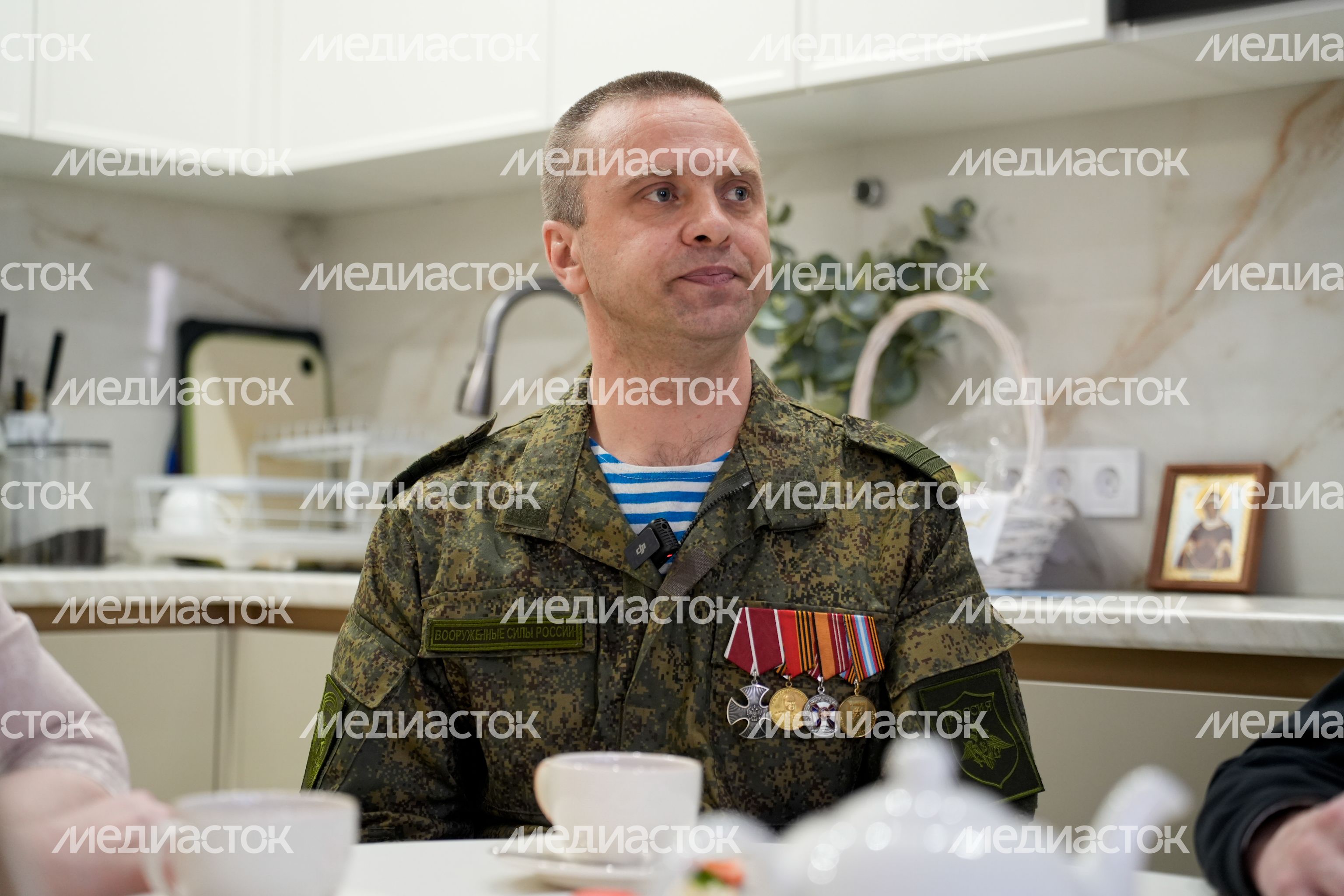 Андрей Воробьев накануне Пасхи навестил  в Электрогорске героя СВО и его семью