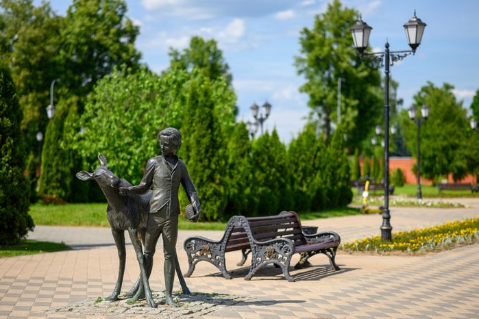 Скульптурная композиция «Мальчик и лось» в Никольском парке города Лосино-Петровский