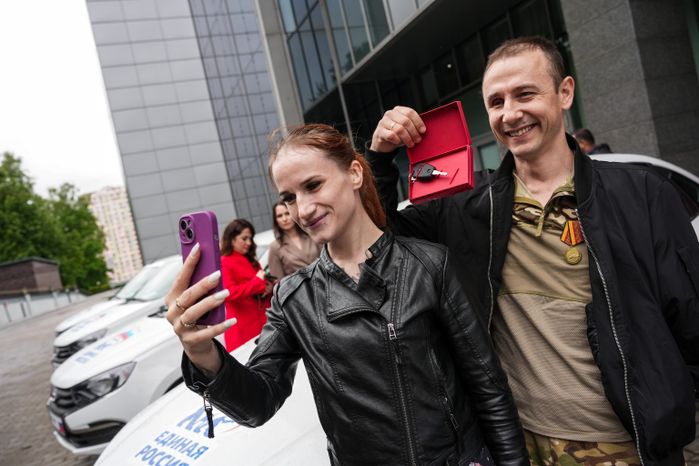 Ветеранам СВО и семьям погибших Героев вручили ключи от автомобилей