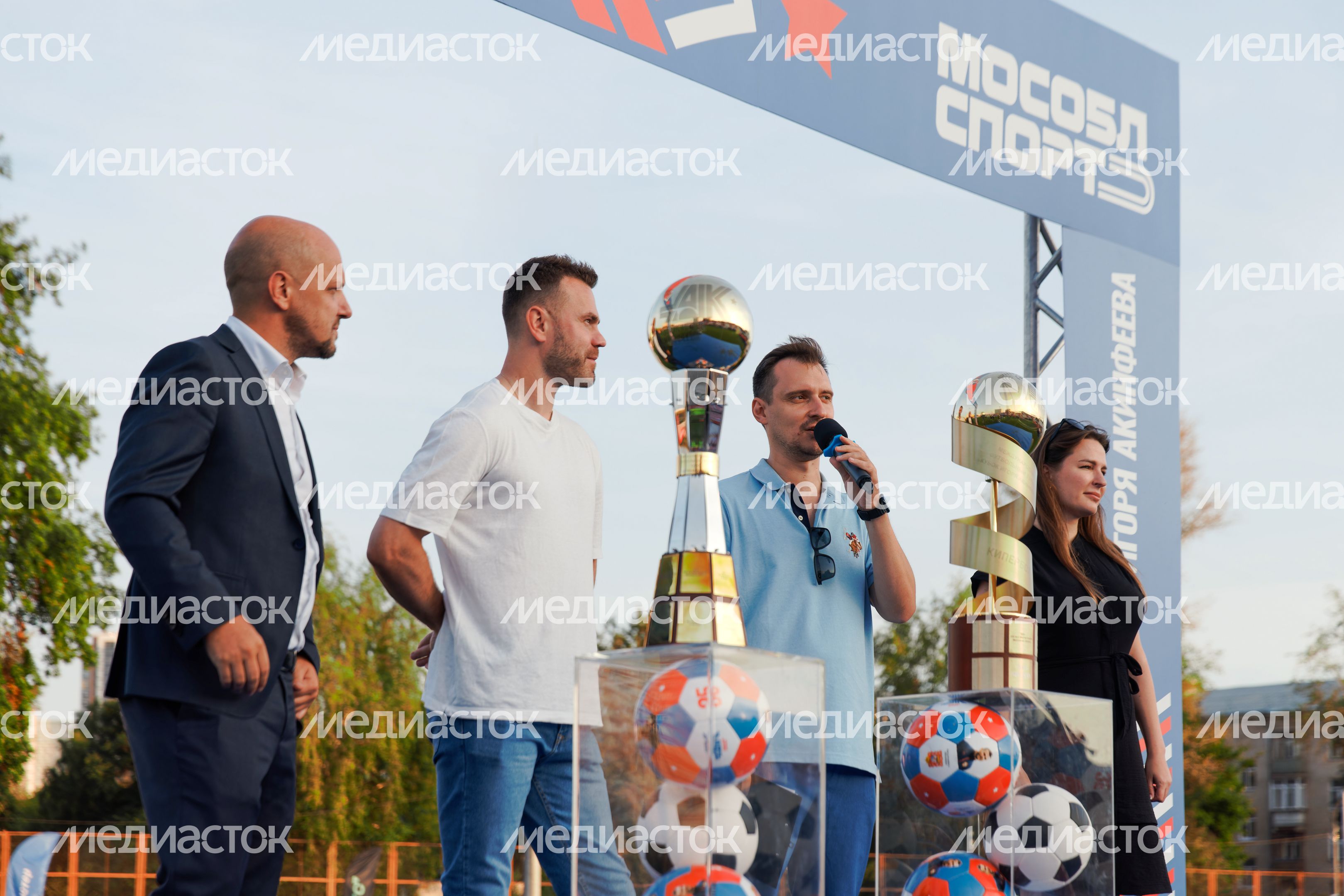 Игорь Акинфеева и министр физической культуры и спорта Московской области Дмитрий Абаренов наградили победителей