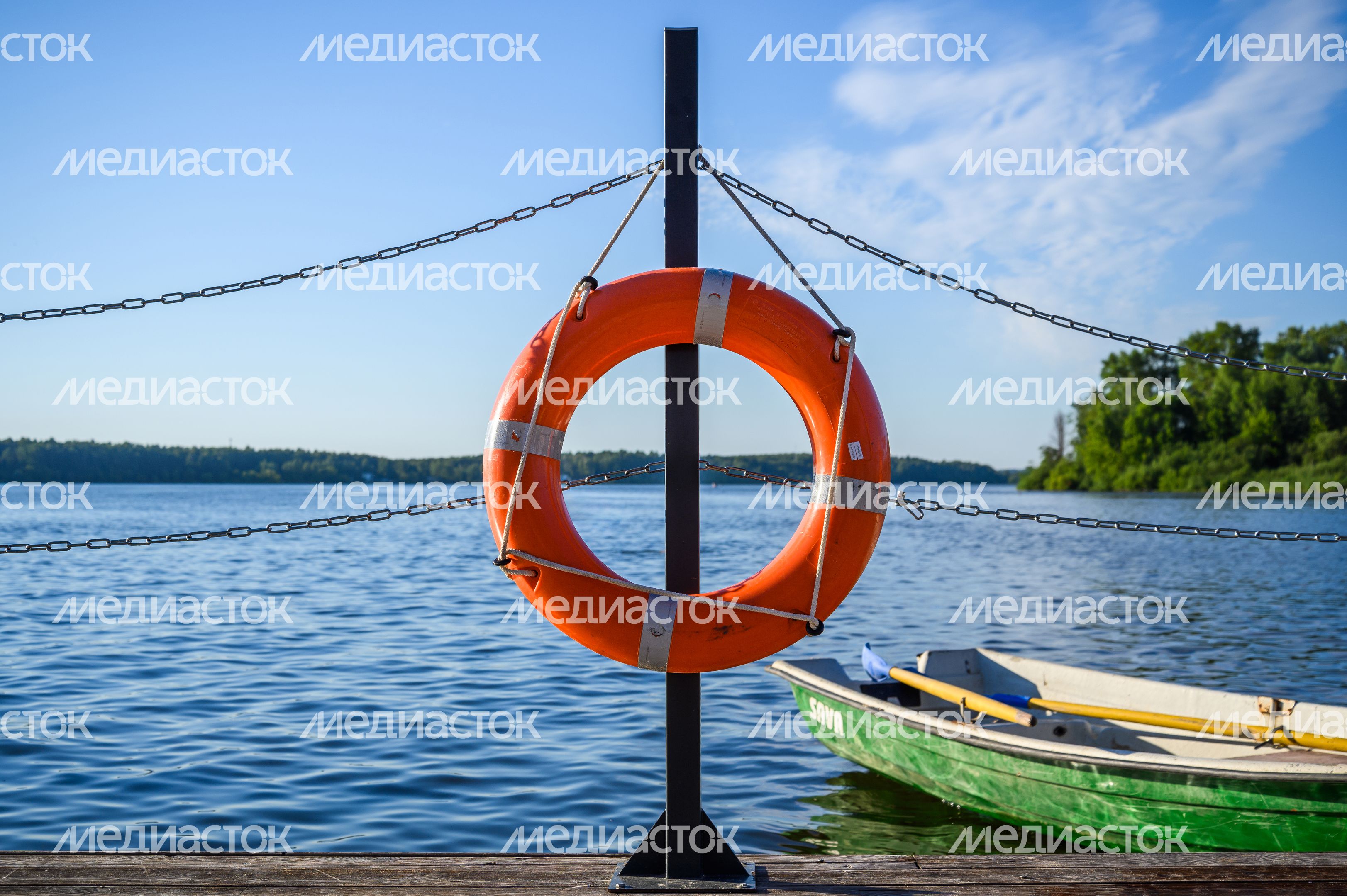 Городской пляж Солнечногорска на берегу озера Сенеж Городской пляж Солнечногорска на берегу озера Сенеж