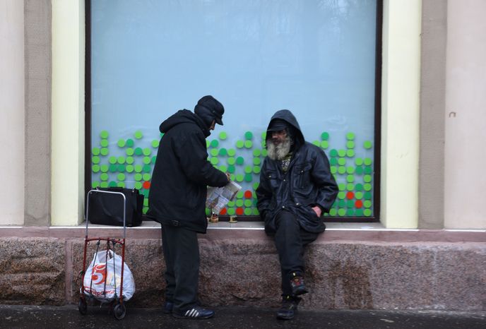 Мужчины возле супермаркета «Пятерочка» в Жуковском