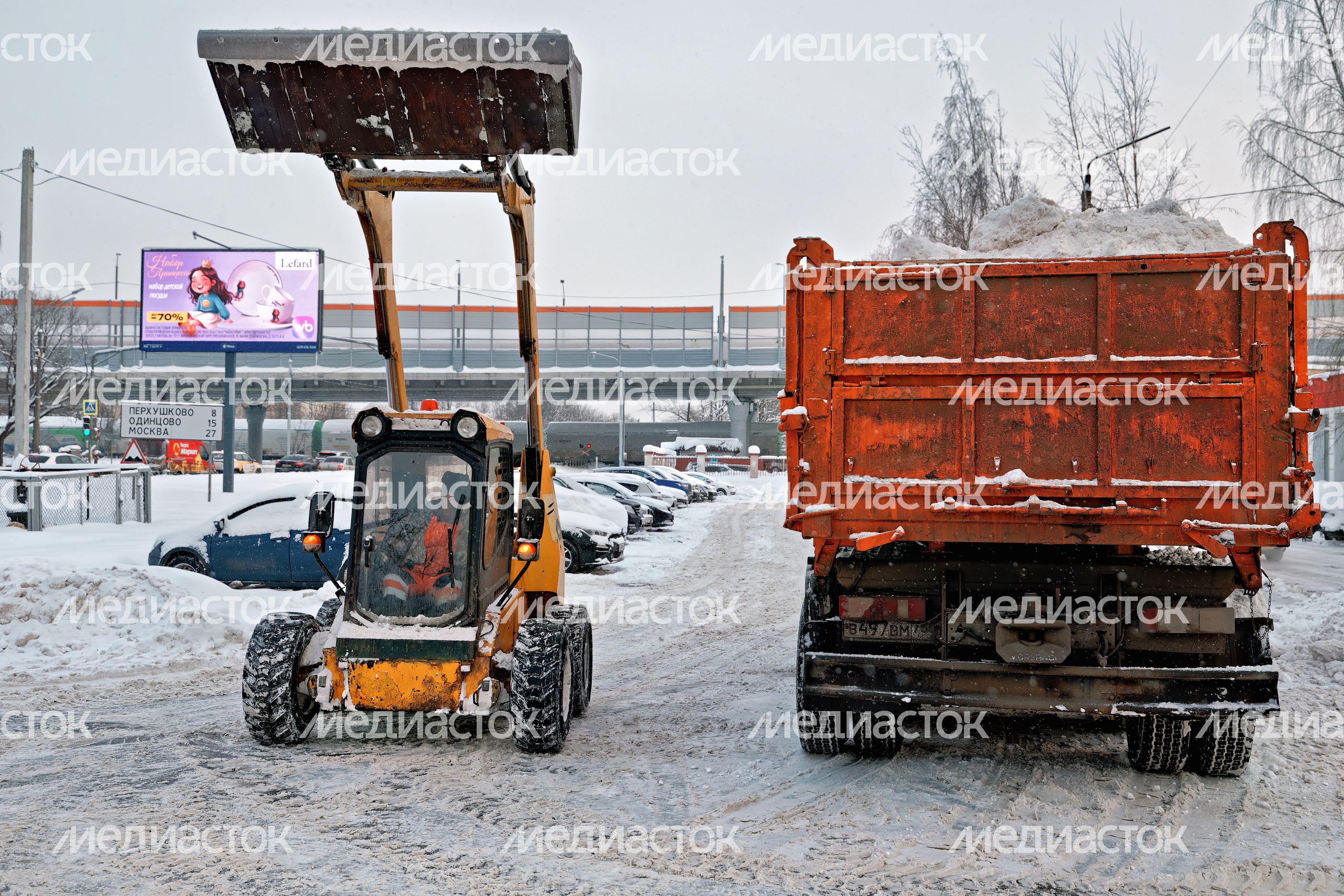 Уборка снега спецтехникой в поселке Большие Вяземы Одинцовского округа Уборка снега спецтехникой в поселке Большие Вяземы Одинцовского округа