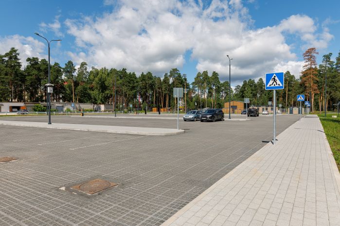 Парковка у лесопарка «Стрелки» в Орехово-Зуево летом