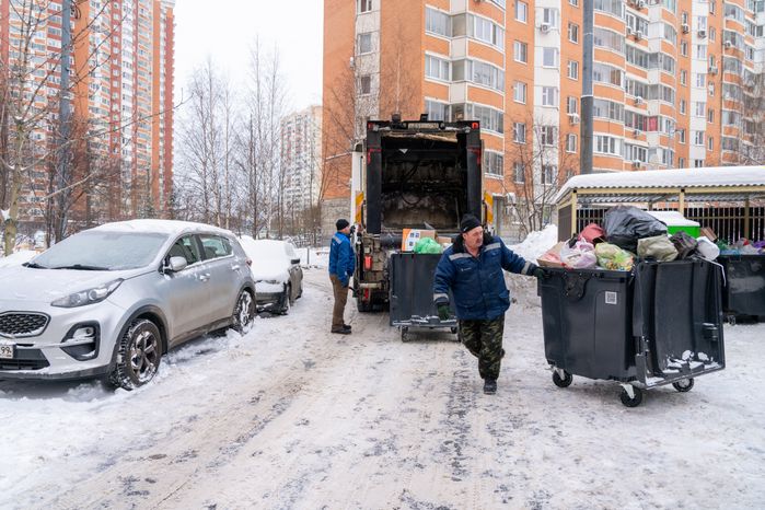 Работа мусоровозов зимой в Красногорске