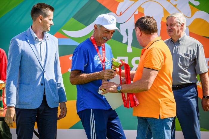Начальник управления физкультуры Балашихи Никита тарасевич и председатель Совета депутатов Балашихи Геннадий Попов наградили спортсменов